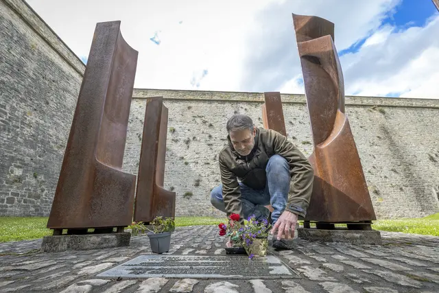 Das Mahnmal entstand nach einem Entwurf des Erfurter Künstlers Thomas Nicolai. Sieben der acht Metallstelen sind starr dargestellt, eine einzelne gebogen. Sie scheint sich aus der Reihe abzuwenden und symbolisiert damit den Deserteur. | Foto: Paul Philipp Braun
