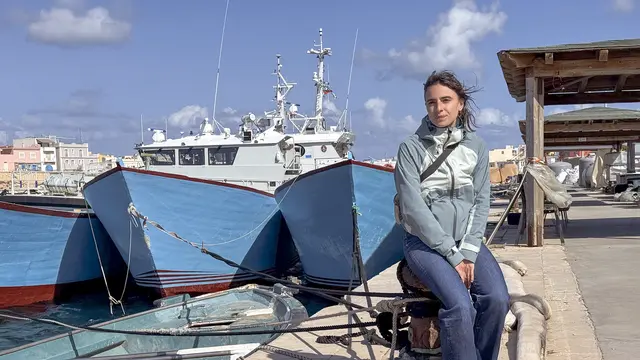 Molo Favaloro: An dem Landungssteg auf Lampedusa begrüßt die 24-jährige Studentin Arianna aus Bologna die Flüchtlinge. | Foto: epd-Bild/Ingo Lehnick