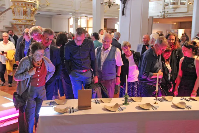 Besichtigung der Exponate des Kunstprojektes "Fast Perfekt" | Foto: Sandra Smailes