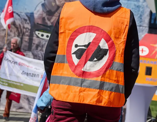 Die Kritik an der Aufrüstung der Bundeswehr sowie an Rüstungsexporten ist alljährlich Thema bei den Ostermärschen. | Foto: epd-bild/Christian Ditsch