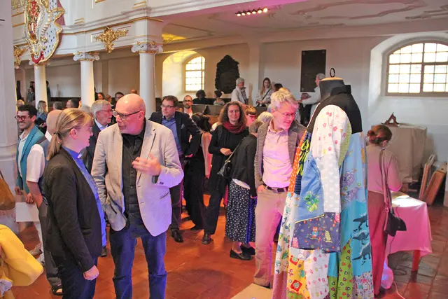 Besichtigung der Exponate des Kunstprojektes "Fast Perfekt" | Foto: Sandra Smailes