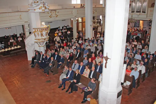 Festgesellschaft in der Stadtkirche St. Peter und Paul (Herderkirchwe) Weimar | Foto: Sandra Smailes