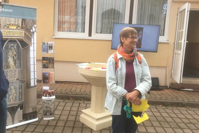 Pfarrerin Iris Hellmich vor dem Stand des Zentrums Taufe Eisleben | Foto: G. Buchwald