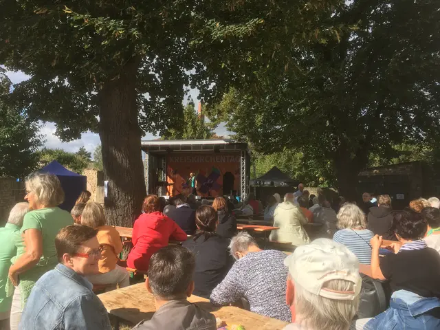 Gut besuchte Bühne: Pfarrerin Laura Krannich konnte – bei bestem Wetter – ein abwechslungsreiches Programm moderieren. | Foto: G. Buchwald