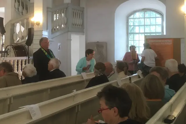 Superintendent Andreas Berger konnte neben der Bibelarbeit mit Margot Käßmann auch noch eine von Andreas Hillger moderierte Podiumsdiskussion "Politik und Kirche" ankündigen, an der neben ihr der Kulturbeauftragte der EKD, Johann Hinrich Claussen, Kreisvorsitzender MdB Ingo Bodtke und Regionalbischöfin Bettina Schlauraff teilnahmen. | Foto: G. Buchwald