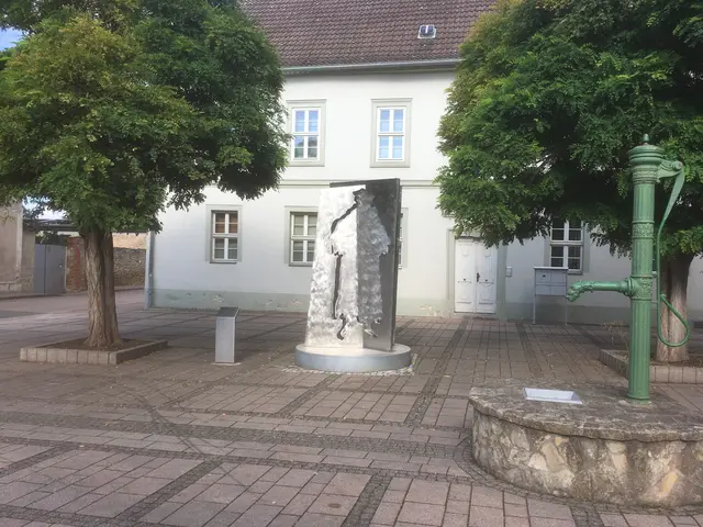 Das Reformationsdenkmal "Thomas-Müntzer" am Markt vom Künstler Friedemann Knappe wurde 2024 eingeweiht. Umlaufend die Inschrift: "Dass auch alle Strassen voll Leute waren, von allen Orten anzuhören, wie das Amt die Biblien zu singen und zu predigen in Allstedt angerichtet ward" | Foto: G. Buchwald