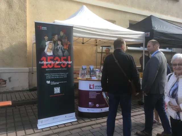 Johannes Killyen (l.) von den LutherMuseen im Gespräch mit Allstedts Bürgermeister Daniel Kirchner  | Foto: G. Buchwald