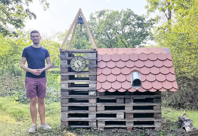 Während die Landsberger Pfadfinder ihre Bienenkirche schon fertig haben, ist das Insektenhotel in Beesenstedt noch im Bau. Paul Prautzsch präsentiert den Rohbau. Glocke und Turmuhr funktionieren bereits. | Foto: Claudia Crodel