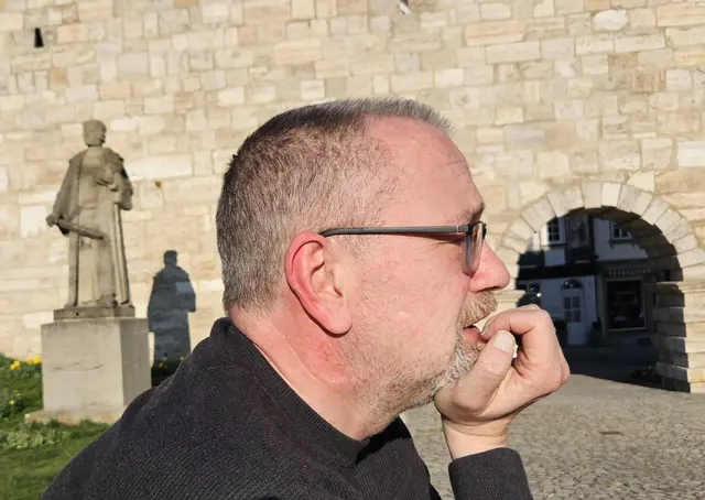 Musical-Librettist Andreas Hillger in Mühlhausen vor dem Müntzer-Denkmal | Foto: Kirchenkreis Mühlhausen / Regina Englert