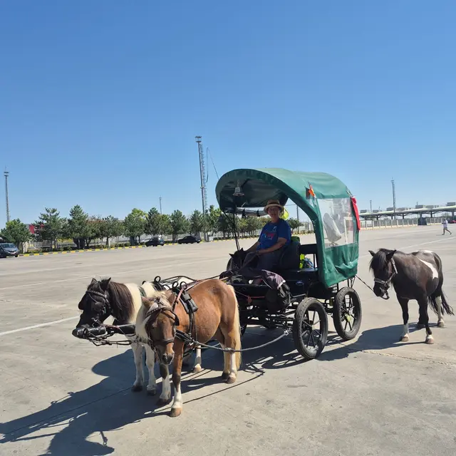 Kurz vor der türkischen Grenze hat einer der Teamleiter die Reise abgebrochen. Donatha Castell hat sich nun dem Pony-Team angeschlossen  | Foto: Donatha Castell