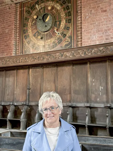 Die astronomische Uhr in der St.-Marien-Kirche Stendal ist ein unterschätzter Schatz, meint Bärbel Hornemann, Vorsitzende des Glockenfördervereins. | Foto: Uwe Kraus
