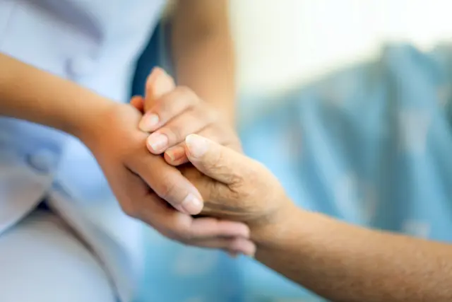 Sich einander zuwenden, Nähe zulassen und dem anderen wertschätzend begegnen, das ist gelebte Nächstenliebe. | Foto: ake1150 – stock.adobe.com