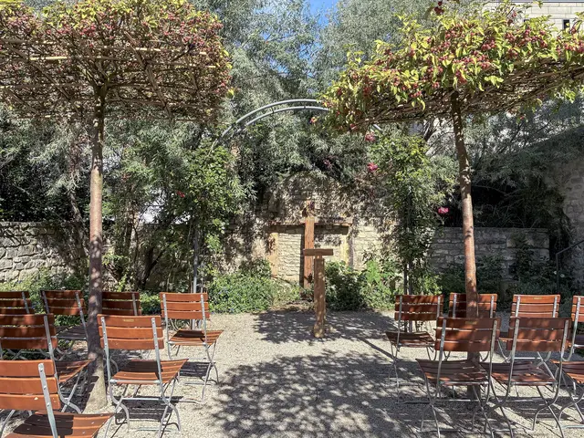 Grüne Oase mitten in der Stadt: Die Küche des Augustinerklosters braucht eine neue Lüftungsanlage. Nun stand zur Debatte, Platz dafür in der Rosenkirche zu schaffen.  | Foto: Foto: Angelika Reiser-Fischer