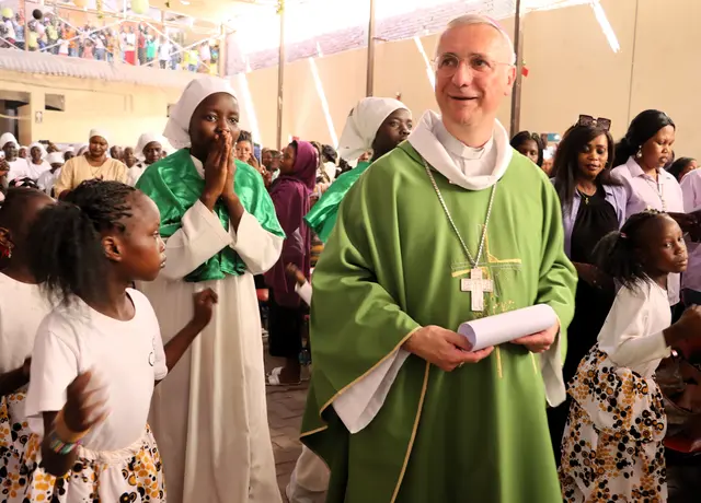 Erzbischof Heße im Gottesdienst mit sudanesischen Geflüchteten im St. Bakhita-Zentrum in Kairo, Ägypten | Foto: epd-bild/ Daniela Elpers