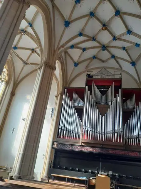 Orgelkunde im Nordhäuser Dom, die Teilnehmerinnen des D-Kurses und Thomas Hofereiter als Gastdozent stimmen unter dem Gewölbe in luftiger Höhe ein Zungenregister.