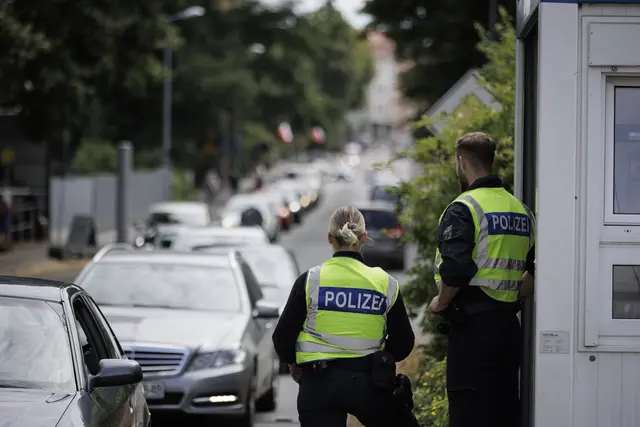 Die Polizei kontrolliert am Grenzübergang an der Stadtbrücke in Görlitz die Einreise von Polen nach Deutschland.  | Foto:  epd-bild/Nikolai Schmidt