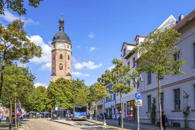 Jakobikirche: Eine, im wahrsten Sinne des Wortes, "geneigte" Zuhörerin beim Landesposaunenfest. Am Markt unweit der gotischen Hallenkirche wird unter anderem zur Abendserenade eingeladen. | Foto: stock.adobe.com/Sina Ettmer