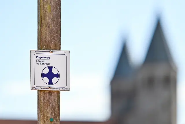 Expo-Projekt: Anlässlich der Weltausstellung in Hannover im Jahr 2000 versuchten Jugendliche, den Fußmarsch der Mönche aus dem Jahr 1163 zu rekonstruieren.  | Foto: epd-bild/Sven Pförtner