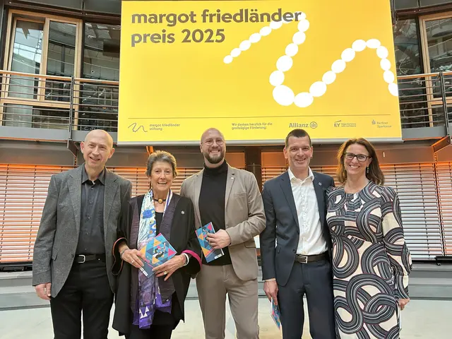 Die Preisträger von Achava: Professor Jascha Nemtsov, wissenschaftlicher Berater, Kulturwissenschaftlerin Professorin Ingeborg Henzler, die Achava für den Preis vorgeschlagen hat, Louis Lindenborn, zukünftiger Leiter Partnerschaft und Entwicklung der Stiftung Sendehalle Weimar, Philipp Wiegandt, Gestaltung Achava, Angelika Kranz, Public Relations Achava Festspiele Thüringen | Foto: Willi Wild