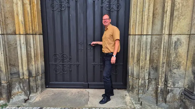 Pfarrer Lars Reinhardt vor der Tür der Gräfenhainicher Kirche | Foto: A. Schulze