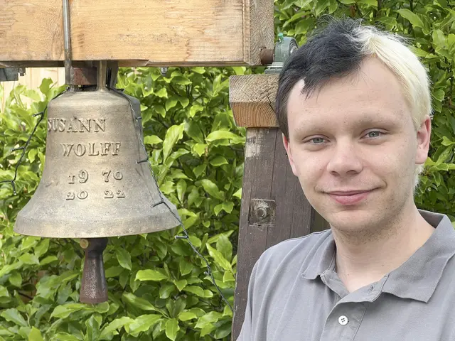 Julian Wolff mit seiner besonderen Glocke, auf der der Name sowie das Geburts- und Todesjahr von Susann Wolff verewigt sind. | Foto: Foto: Niklas Hesselmann