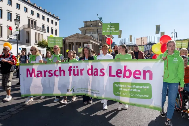 Demonstration "Marsch für das Leben" gegen Schwangerschaftsabbrüche 2024 im Zentrum Berlins.  | Foto: epd-bild/Rolf Zöllner