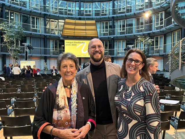 Kulturwissenschaftlerin Professorin Ingeborg Henzler, die Achava für den Preis vorgeschlagen hat, Louis Lindenborn, zukünftiger Leiter Partnerschaft und Entwicklung der Stiftung Sendehalle Weimar, und Angelika Kranz, Public Relations Achava Festspiele Thüringen | Foto: Willi Wild