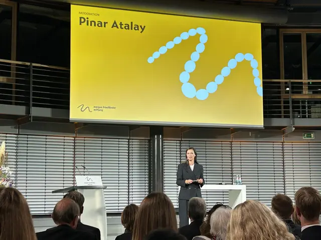 Fernsehmoderatorin Pinar Atalay führte durch den Abend der Preisverleihung  | Foto: Willi Wild