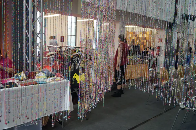 Die Installation „JISKOR – Für jedes Kind eine Perle“ der Schweizer Künstlerin Eve Stockhammer 