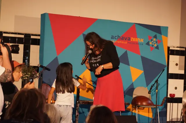 Die Kinder wußten sofort, für welche Religionen die Symbole Halbmond, Davidstern und Kreuz auf dem T-Shirt von Alexandra Husemeyer stehen.