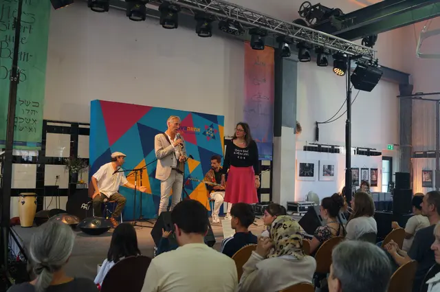 Der Festivalleiter Martin Kranz und Alexandra Husemeyer, die Projektleiterin für Eisenach,  eröffnen das Fest und kündigen das Konzert von  Malik Alkhalifa &amp; Joody Kousa an. Sie spielen traditionelle und neue kurdische Melodien ( Saz und Percussion).