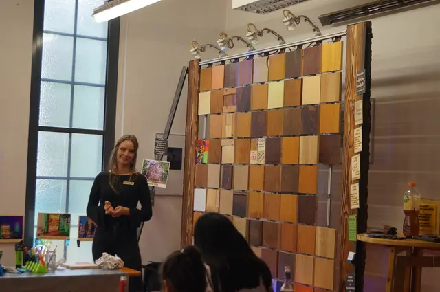 Die Holzwand am Anfang...