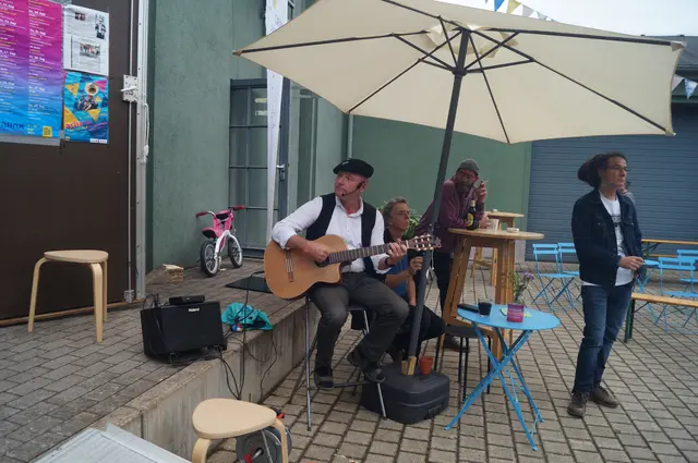 Georges le Chanteur sang mit viel Charme.