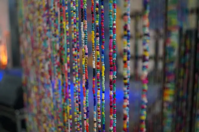 Stiller Schrei: Bei diesem Kunstwerk steht je eine Glasperle für eines der 1,5 Millionen ermordeten jüdischen Kinder.