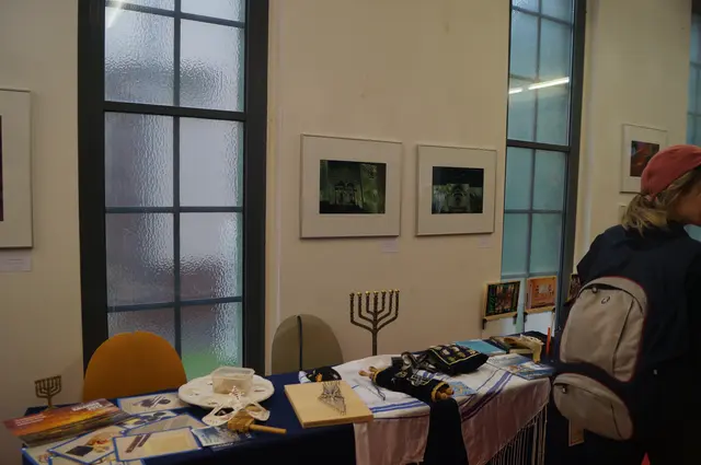 Eine Fotoausstellung von Jochen Gewecke thematisiert den interreligiösen Dialog. Er fotografierte dafür z. B. Synagogen, Kirchen und Moscheen und möchte einen Beitrag zur Verständigung der Religionen leisten.