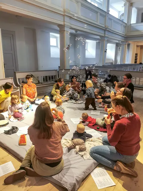 Seifenblasen und Singen: Die Kinder lauschen den Klängen und können erste Erfahrungen mit Glockenspiel oder Triangel machen. | Foto: Foto Samira Wischerhoff