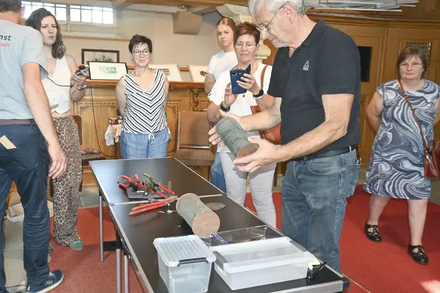 Gespannt:Der GKR-Vorsitzende Herwart Sturm öffnet die Zeitkapseln. | Foto: Yvonne Heyer