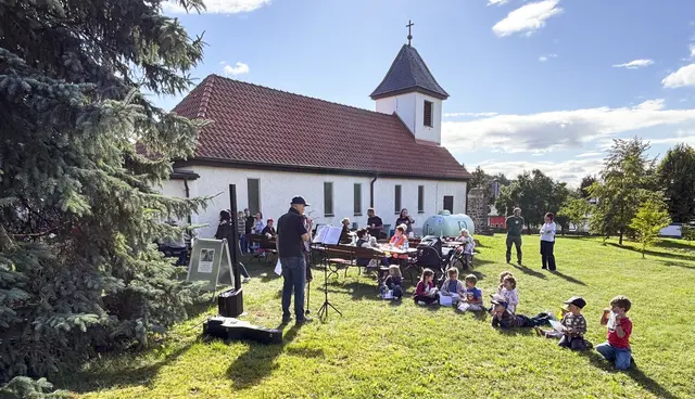 "Kirche Kunterbunt": Das halbe Dorf war auf den Beinen rund um die Kirche St. Georg in Schielo im Unterharz. | Foto: Uwe Kraus