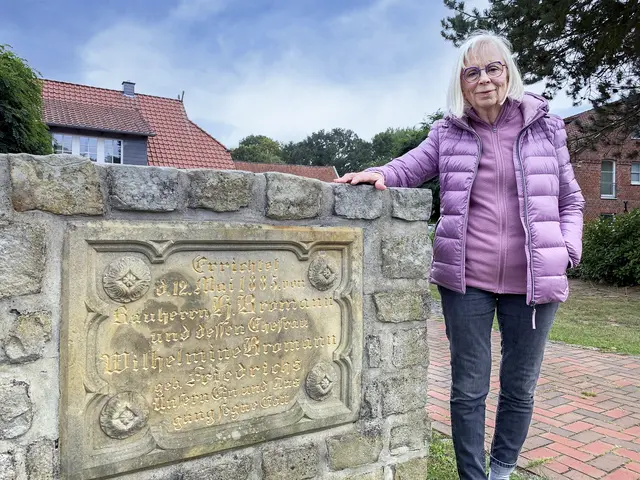 Inge Jakobs: Die 74-Jährige aus dem niedersächsischen Zicherie arbeitet ehrenamtlich in dem 1997 eingerichteten Grenzmuseum im benachbarten Böckwitz in Sachsen-Anhalt. In dem Ort befindet sich auch der einzige Überrest des früheren Bauerngehöfts ihrer Eltern: ein Hausstein von 1885.  | Foto: epd-bild/Urs Christian Mundt