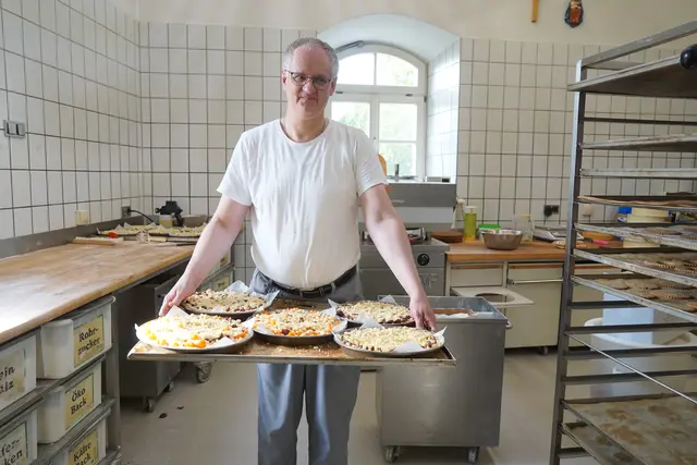 Frater Bonifatius Holzmann mit frischem Kuchen | Foto: André Poppowitsch