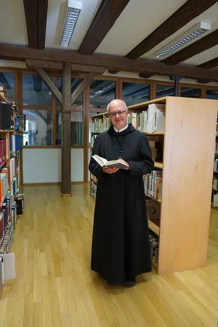 Abt Beda Maria Sonneberg in der Klosterbibliothek | Foto: André Poppowitsch