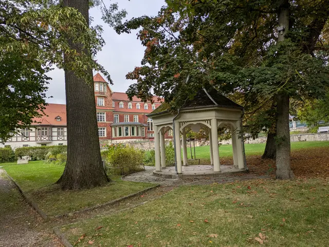 Bettina Schmidt ist auch Geschäftsführerin der Diakonie Landgut Holzdorf und der Integrationsfirma Inclusio Weimar. Mit der Fertigstellung des Strohballenhauses in Holzdorf im Mai 2024 konnten die Schulräume des Diakonischen Bildungsinstitutes im Landgut Holzdorf erweitert werden. Ein Meilenstein für das nächste große Projekt, den Aufbau eines inklusiven Bildungshauses, sei damit geschafft.
| Foto: Beatrix Heinrichs