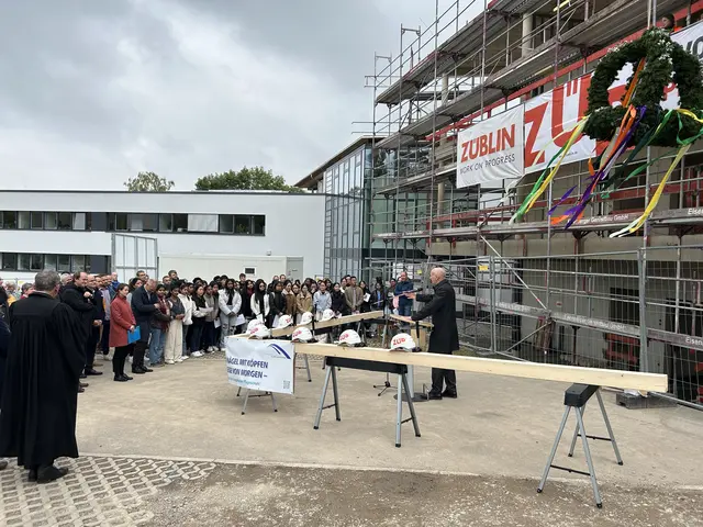 Der Rohbau für die Erweiterung der Pflegeschule ist fertig  | Foto: Willi Wild