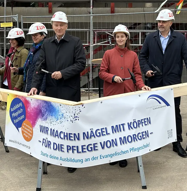 v.l.n.r.: Dr. Martina von Witten, Vorständin Diakonie Mitteldeutschland, Rosemarie Grunert, Oberin der Sophien-Schwestern- und Bruderschaft und Leiterin der Evangelischen Pflegeschule, Tomas Kallenbach, Geschäftsführer des Sophien- und Hufelandklinikums, Tina Rudolph, Thüringer Staatssekretärin für Gesundheit, Peter Kleine, Weimarer Oberbürgermeister | Foto: Willi Wild