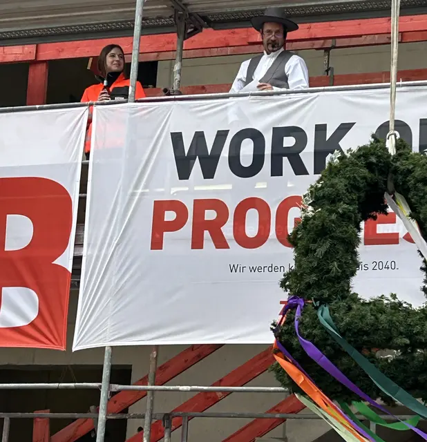 Polier Christian Koch mit dem Richtspruch "Herrgott schütze diesen Bau" | Foto: Willi Wild