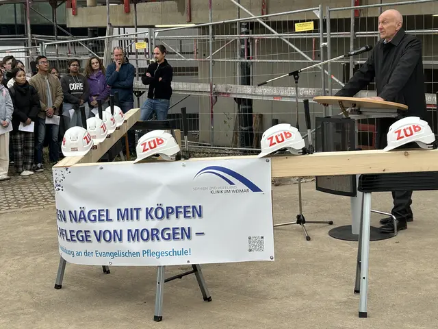 Geschäftsführer Tomas Kallenbach begrüßt die Pflegeschülerinnen und -schüler, die Bauarbeiter und Mitarbeiter des Klinikums sowie die Ehrengäste  | Foto: Willi Wild