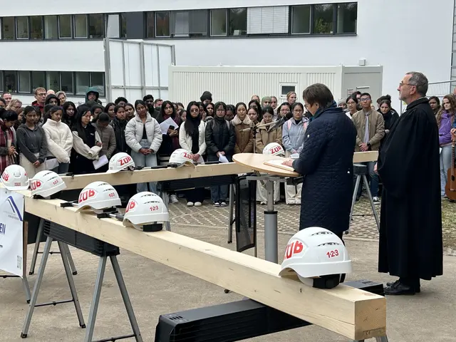 An Gottes Segen ist alles gelegen - Oberin Rosemarie Grunert und Superintendent Henrich Herbst (r.) bei der Andacht zur Fertigstellung des Rohbaus. Im Hintergrund, Auszubildende aus sieben Ländern | Foto: Willi Wild