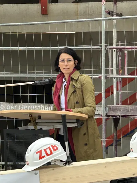 Dr. Martina von Witten, Kaufmännische Vorständin der Diakonie Mitteldeutschland bei ihrem Vortrag über die Geschichte der diakonischen Pflege  | Foto: Willi Wild