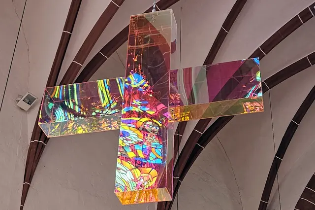 Lichtkreuz von Ludger Hinse in der Blasiikirche Nordhausen. | Foto: Regina Englert