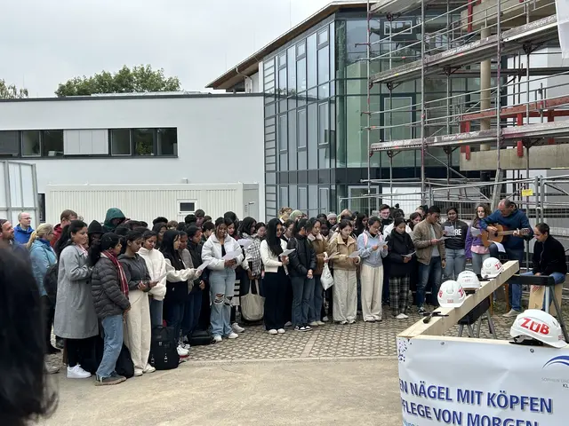 Die angehenden Pflegefachkräfte umrahmten das Richtfest musikalisch  | Foto: Willi Wild